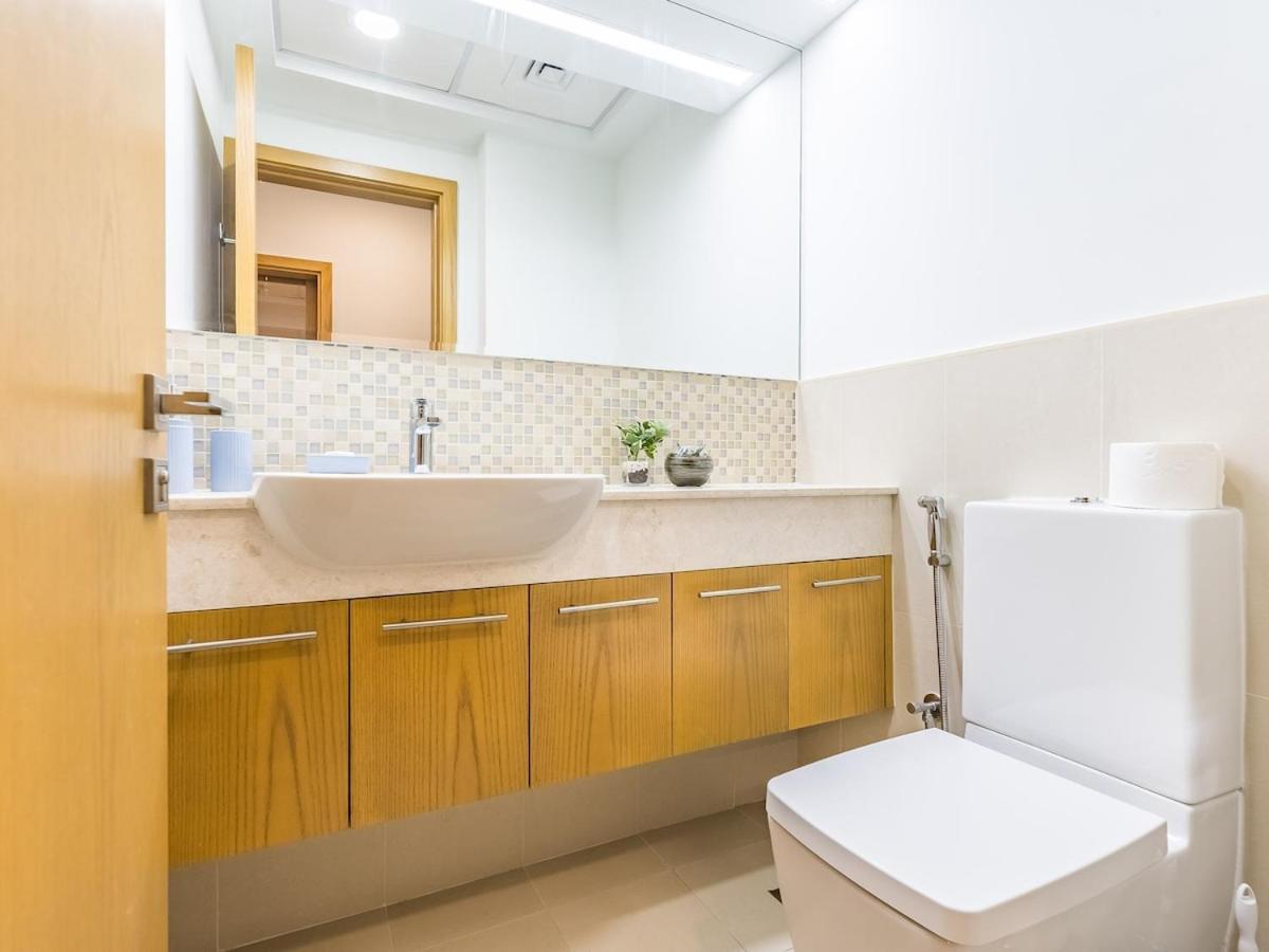 Modern Retreat With Balcony And Burj Khalifa View Apartment Dubai