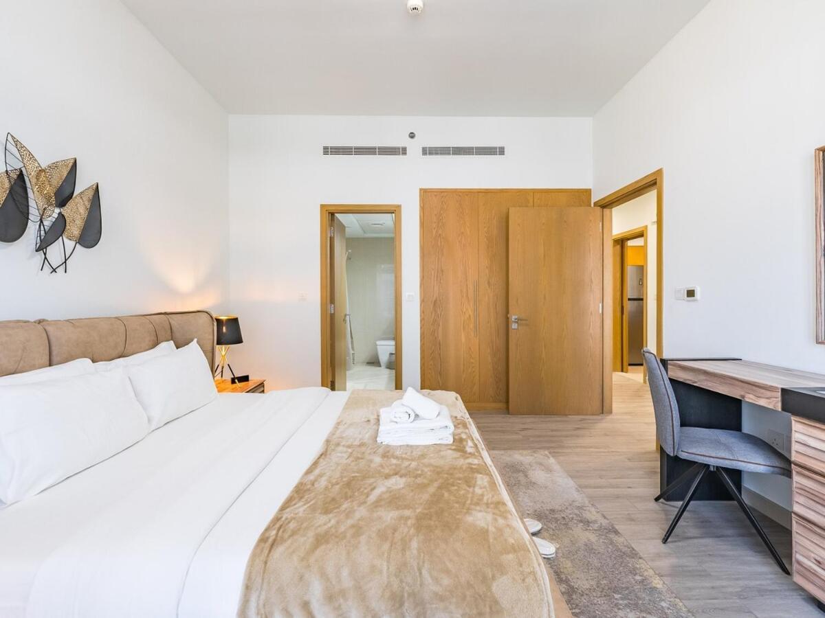 Modern Retreat With Balcony And Burj Khalifa View Dubai