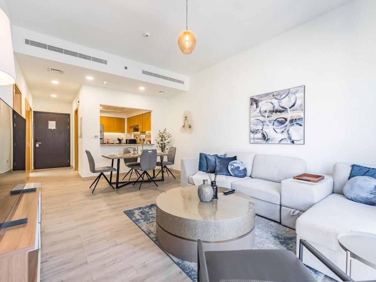 Modern Retreat With Balcony And Burj Khalifa View Apartment