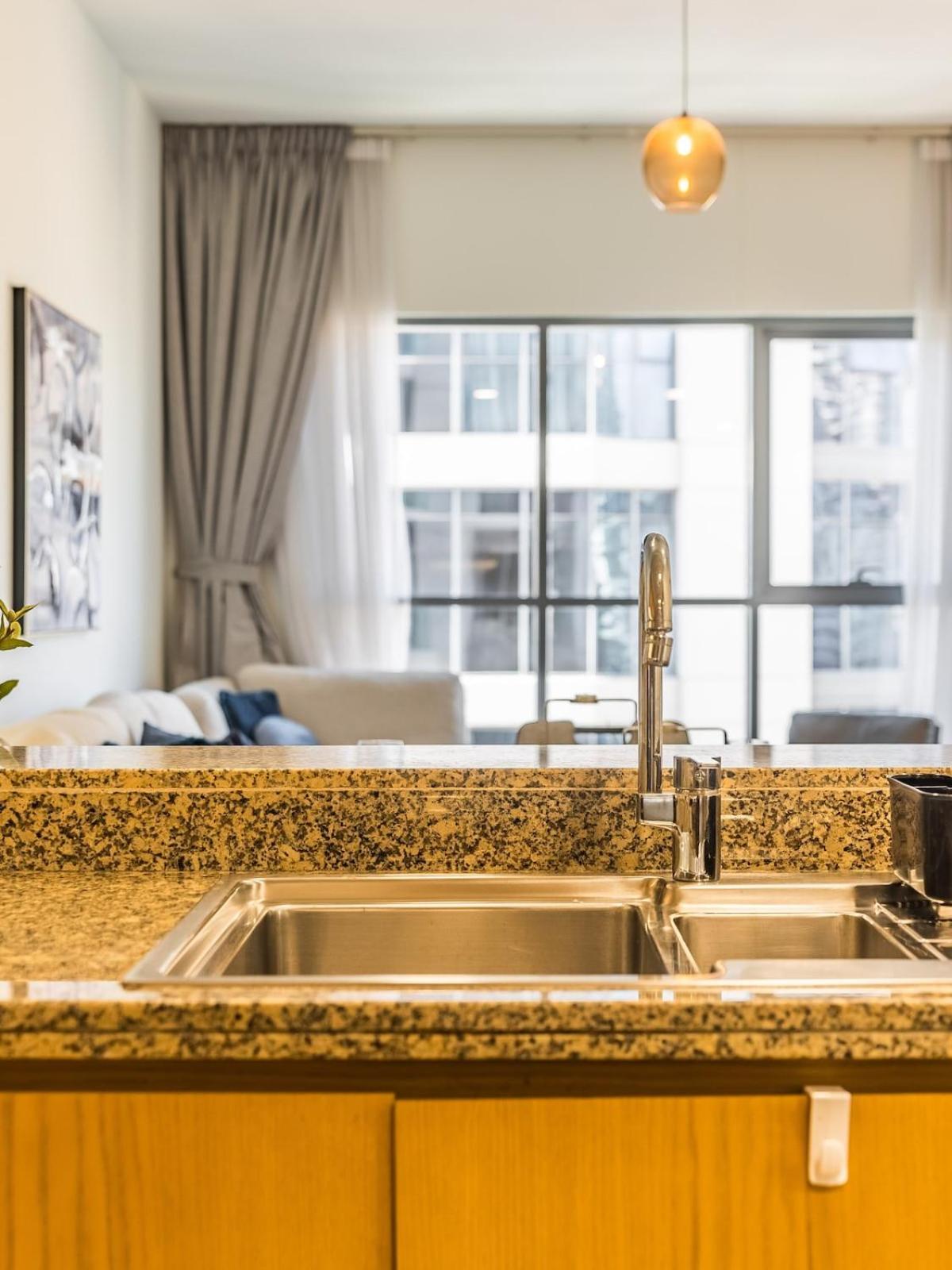 Modern Retreat With Balcony And Burj Khalifa View Apartment *
