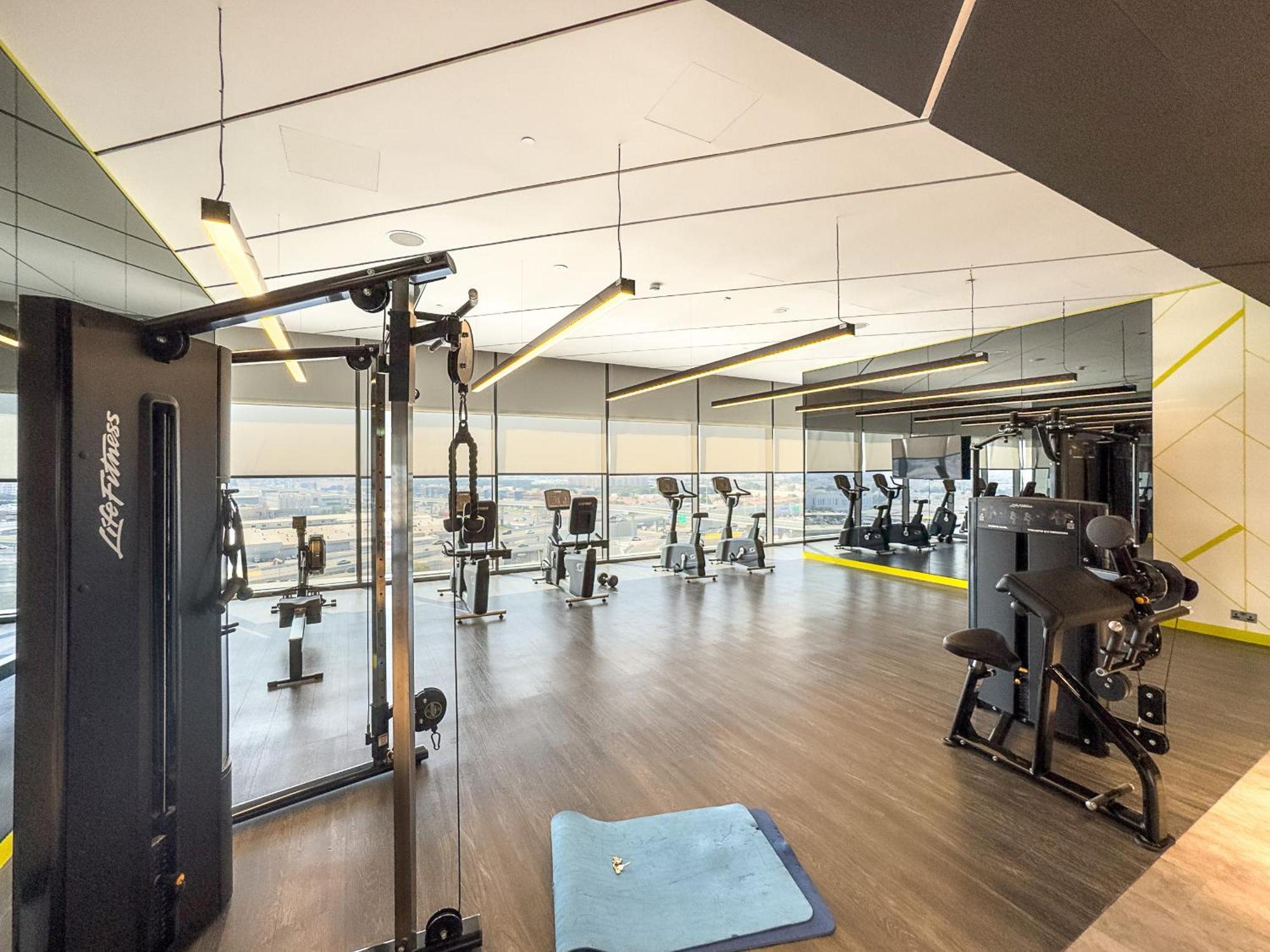 Vayk - Elegant With Skyline Views In Business Bay