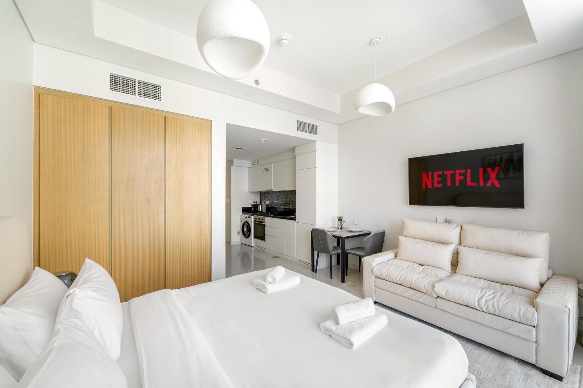 Vayk - Elegant With Skyline Views In Business Bay Dubai