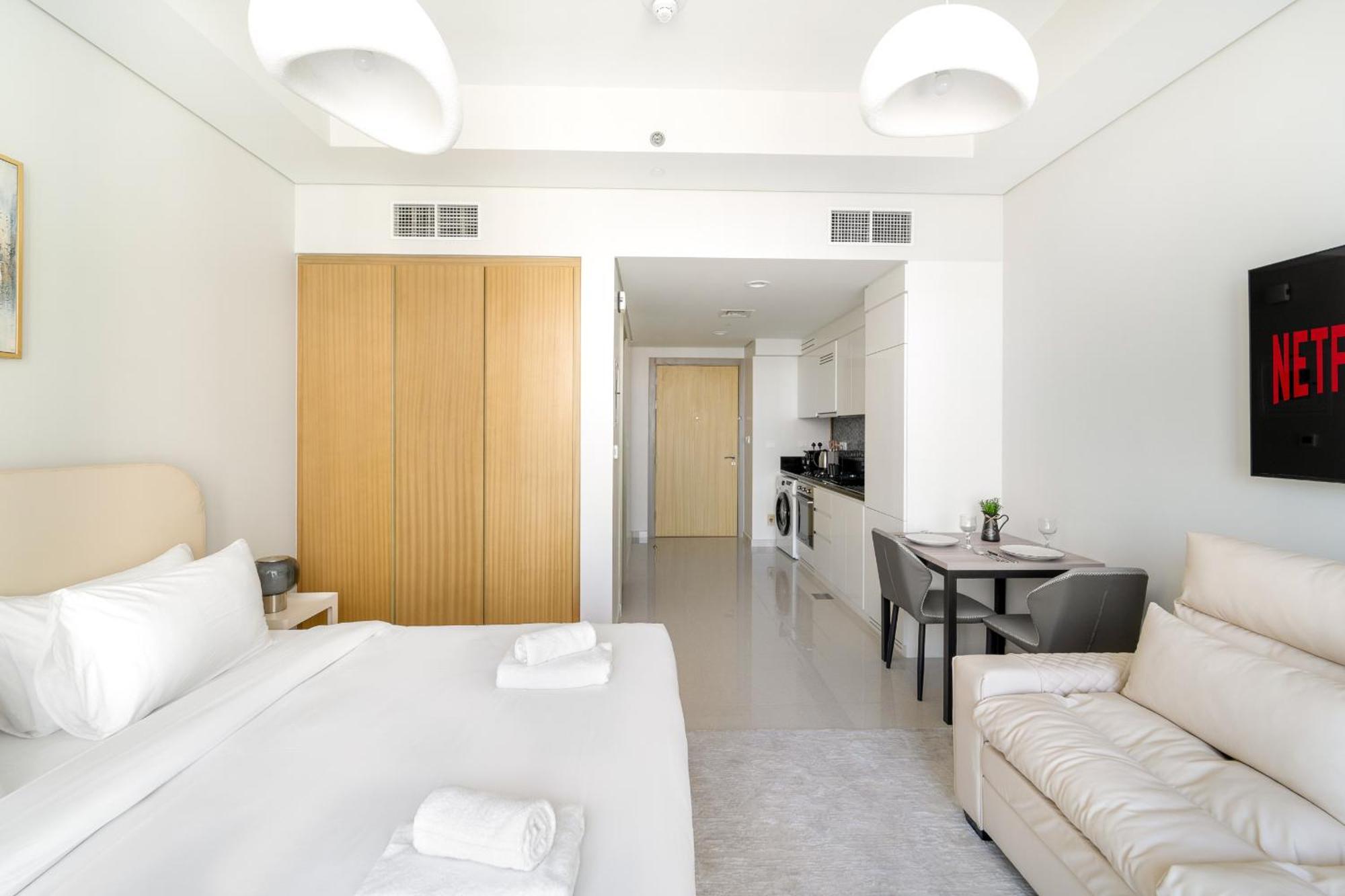 Vayk - Elegant With Skyline Views In Business Bay