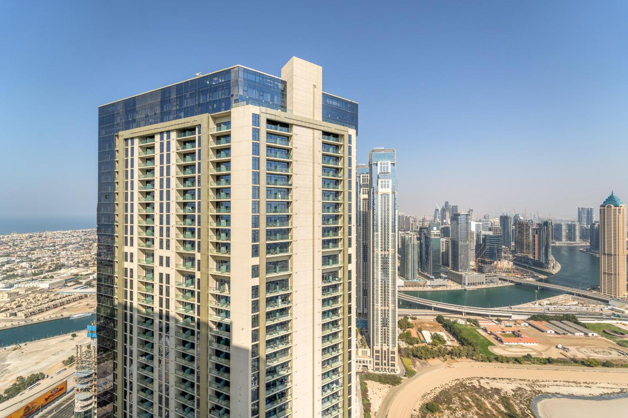 Vayk - Elegant With Skyline Views In Business Bay