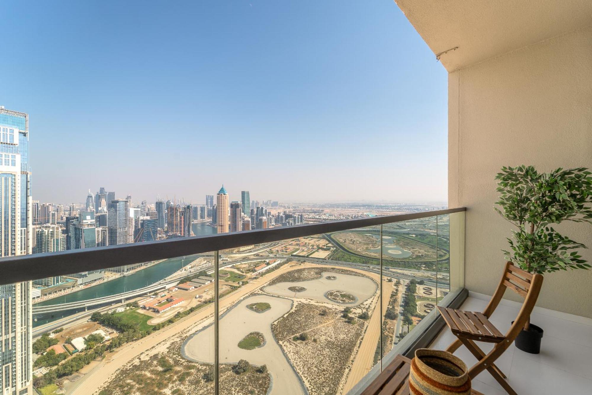 Vayk - Elegant With Skyline Views In Business Bay Apartment *