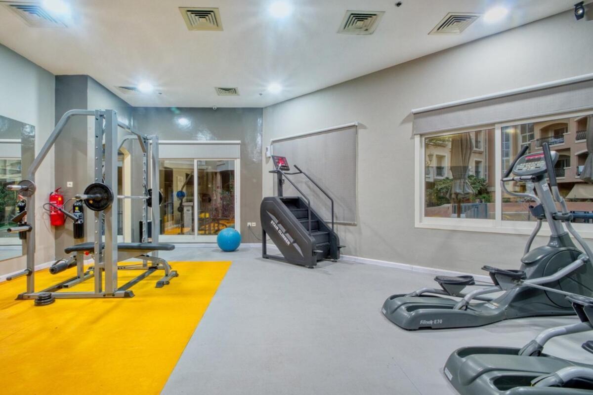 Apartment Spacious 1-br Opposite Mall With Huge Pool & Gym Dubai