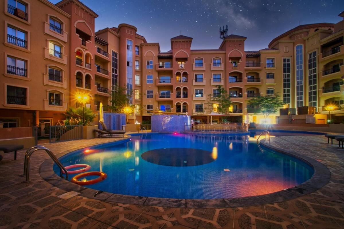 Spacious 1-br Opposite Mall With Huge Pool & Gym Dubai
