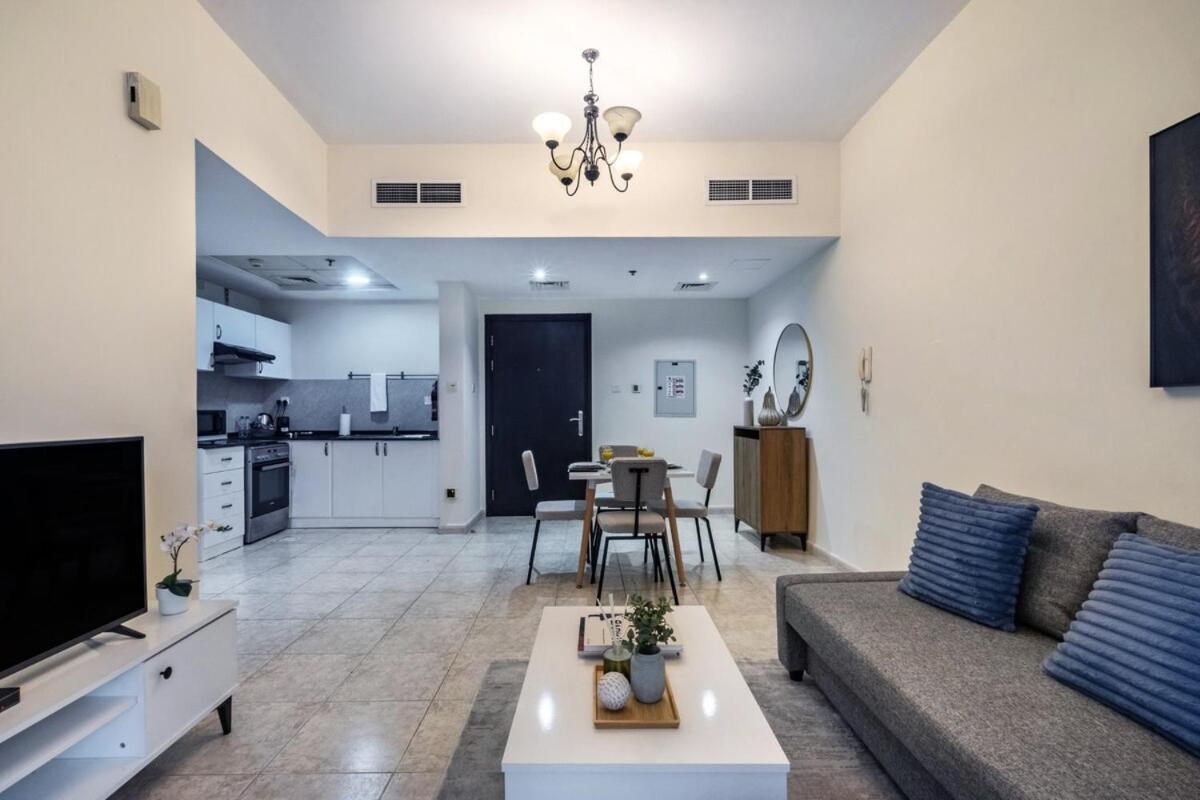 Spacious 1-br Opposite Mall With Huge Pool & Gym