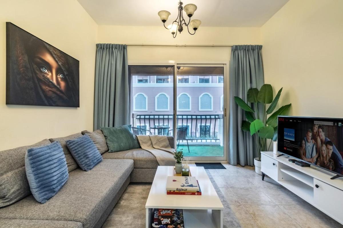 Spacious 1-br Opposite Mall With Huge Pool & Gym Dubai