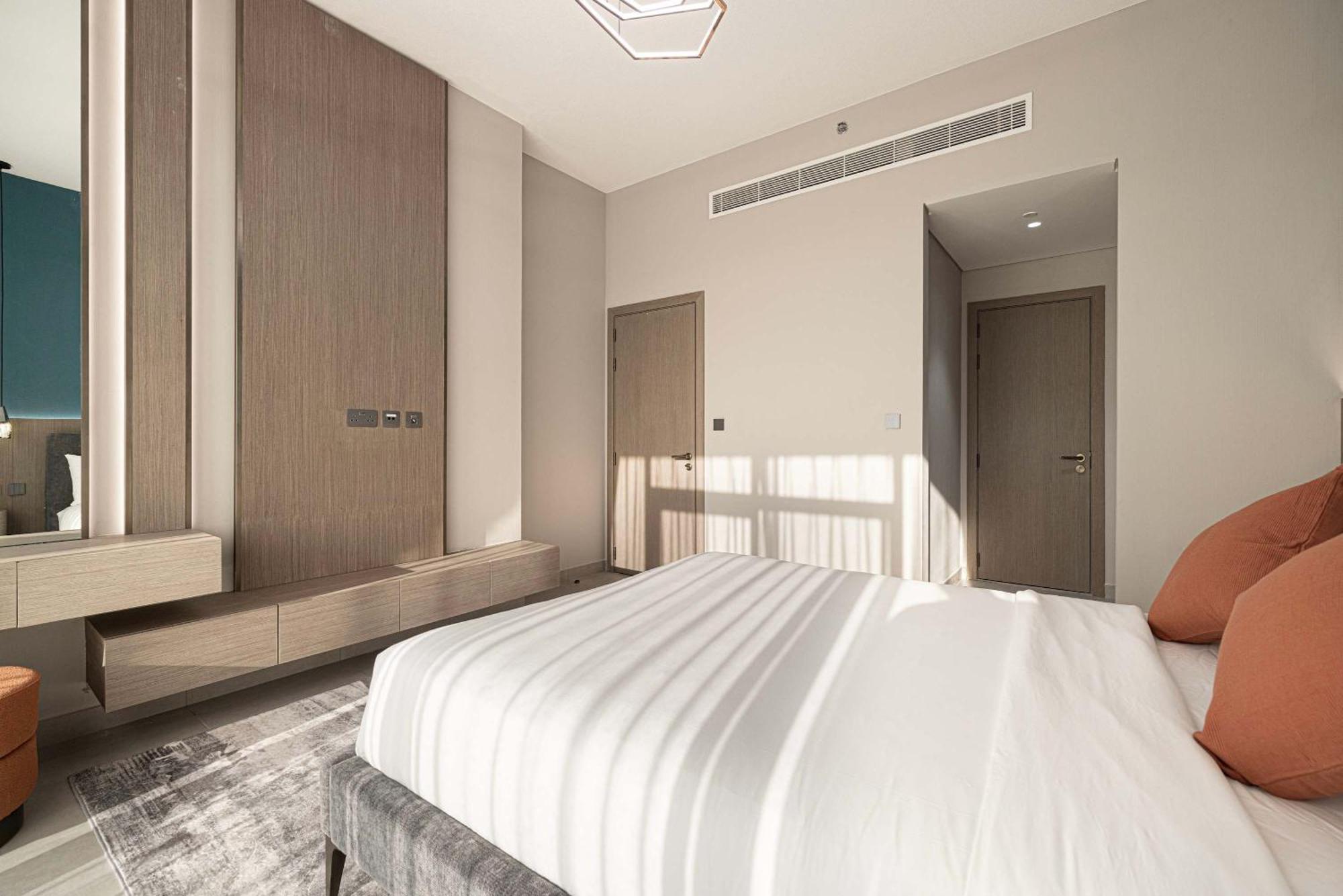 Apartment Modern 1-bedroom With Luxurious Amenities In Jvc *