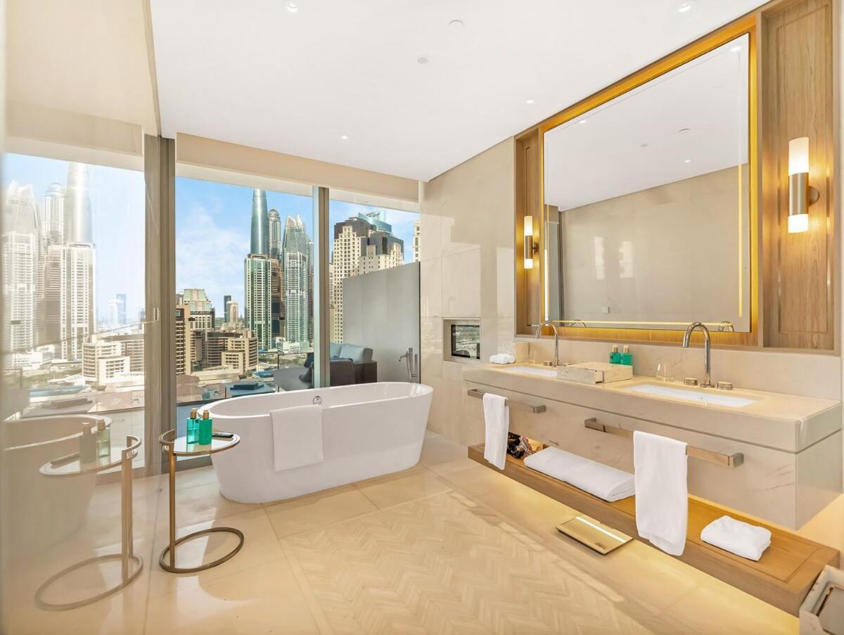 Apartment 1br Five Luxe - Pool & View - Private Hot Tub - Ventura Dubai