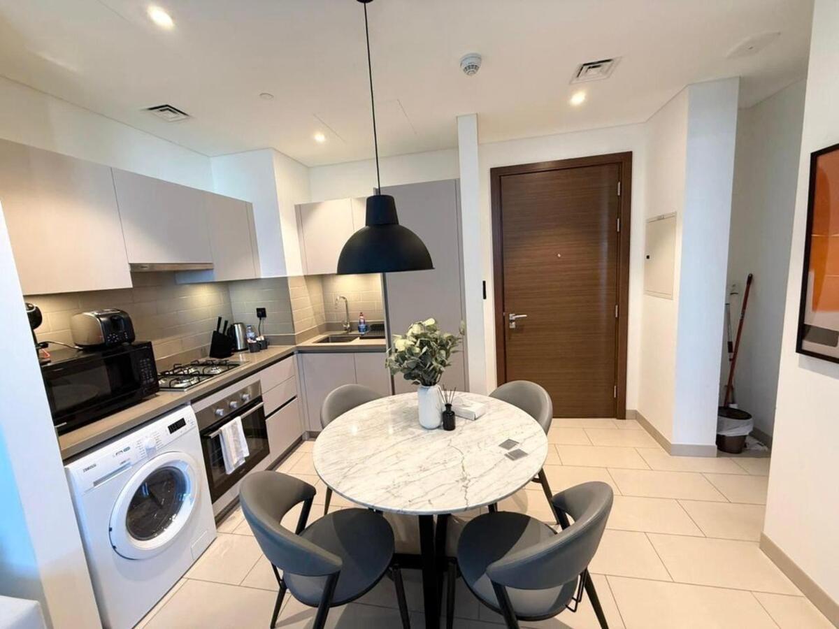 Apartment Brand New Modern Great Location *