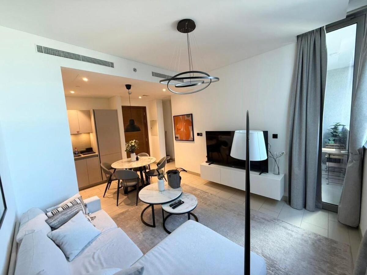 Apartment Brand New Modern Great Location *