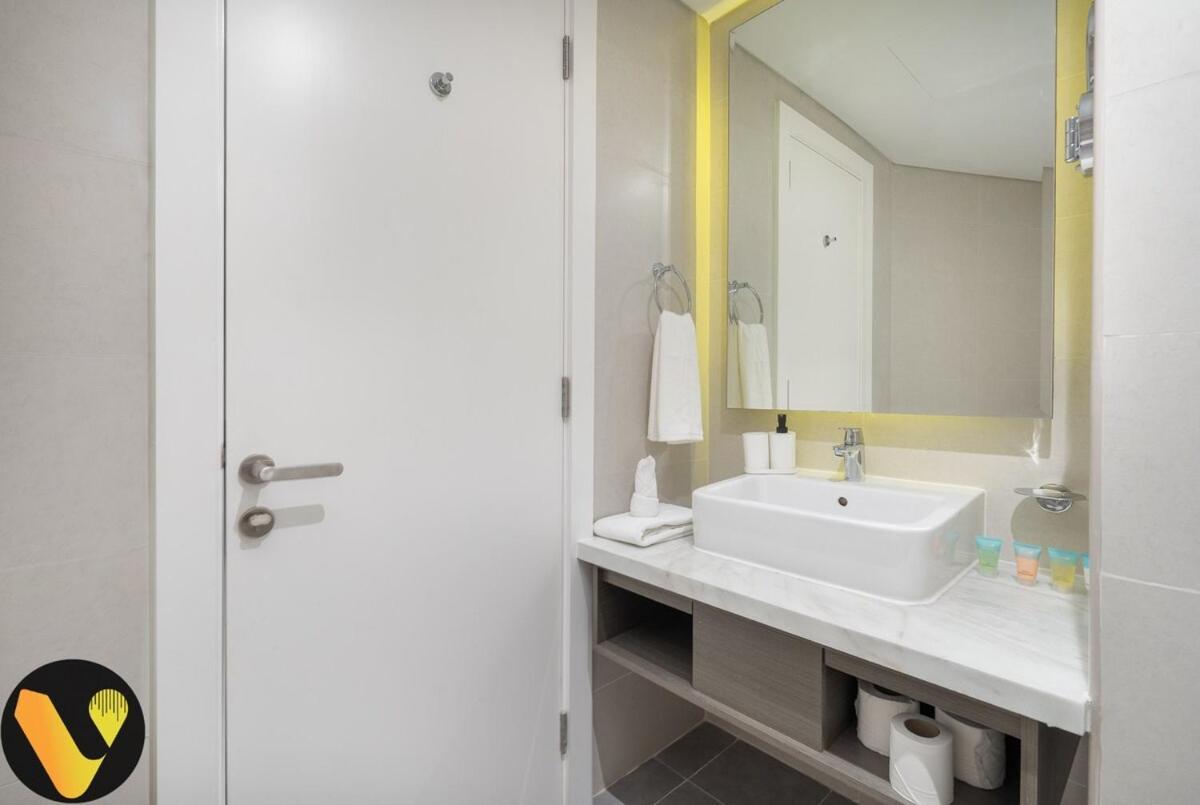 Apartment Vogue Damac Maison Prive, Pool & Canal Views, Spacious Kitchen Prime Business Bay Location, Near Downtown, Burj Khalifa & The Mall Dubai