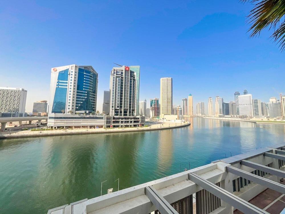 Apartment Vogue Damac Maison Prive, Pool & Canal Views, Spacious Kitchen Prime Business Bay Location, Near Downtown, Burj Khalifa & The Mall *