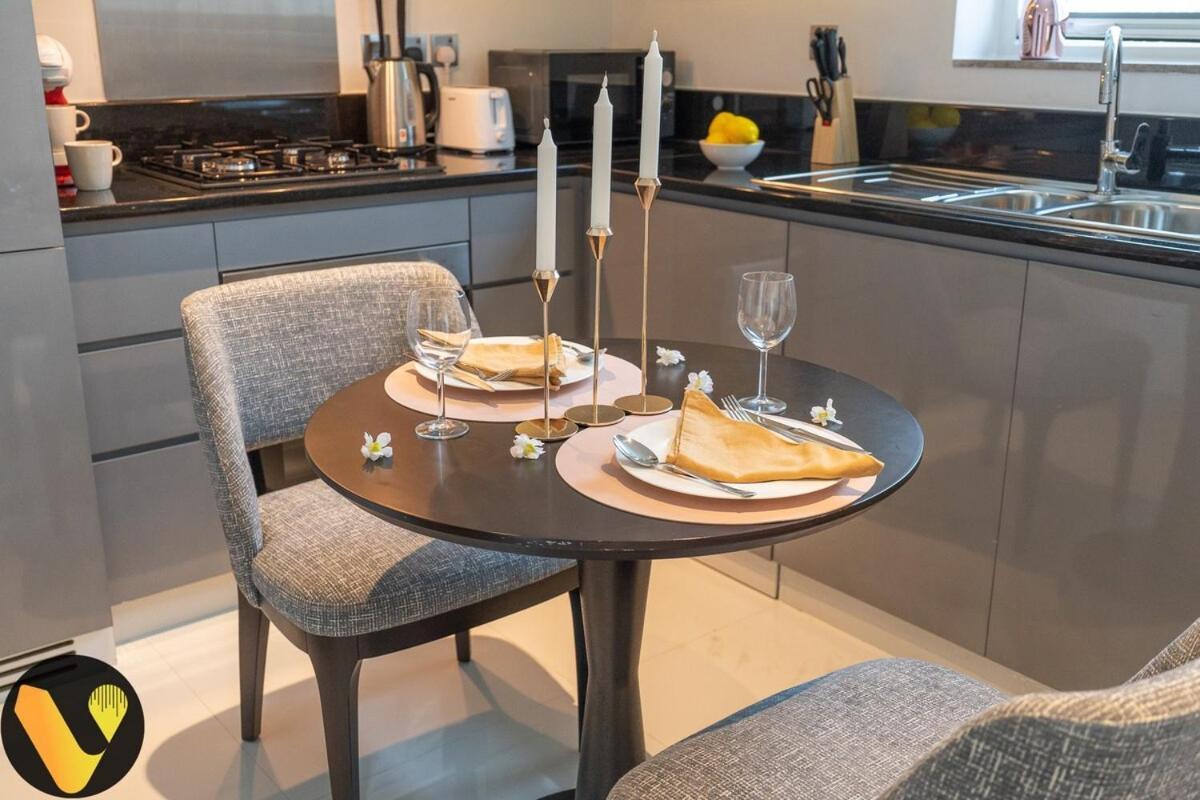 Apartment Vogue Damac Maison Prive, Pool & Canal Views, Spacious Kitchen Prime Business Bay Location, Near Downtown, Burj Khalifa & The Mall *
