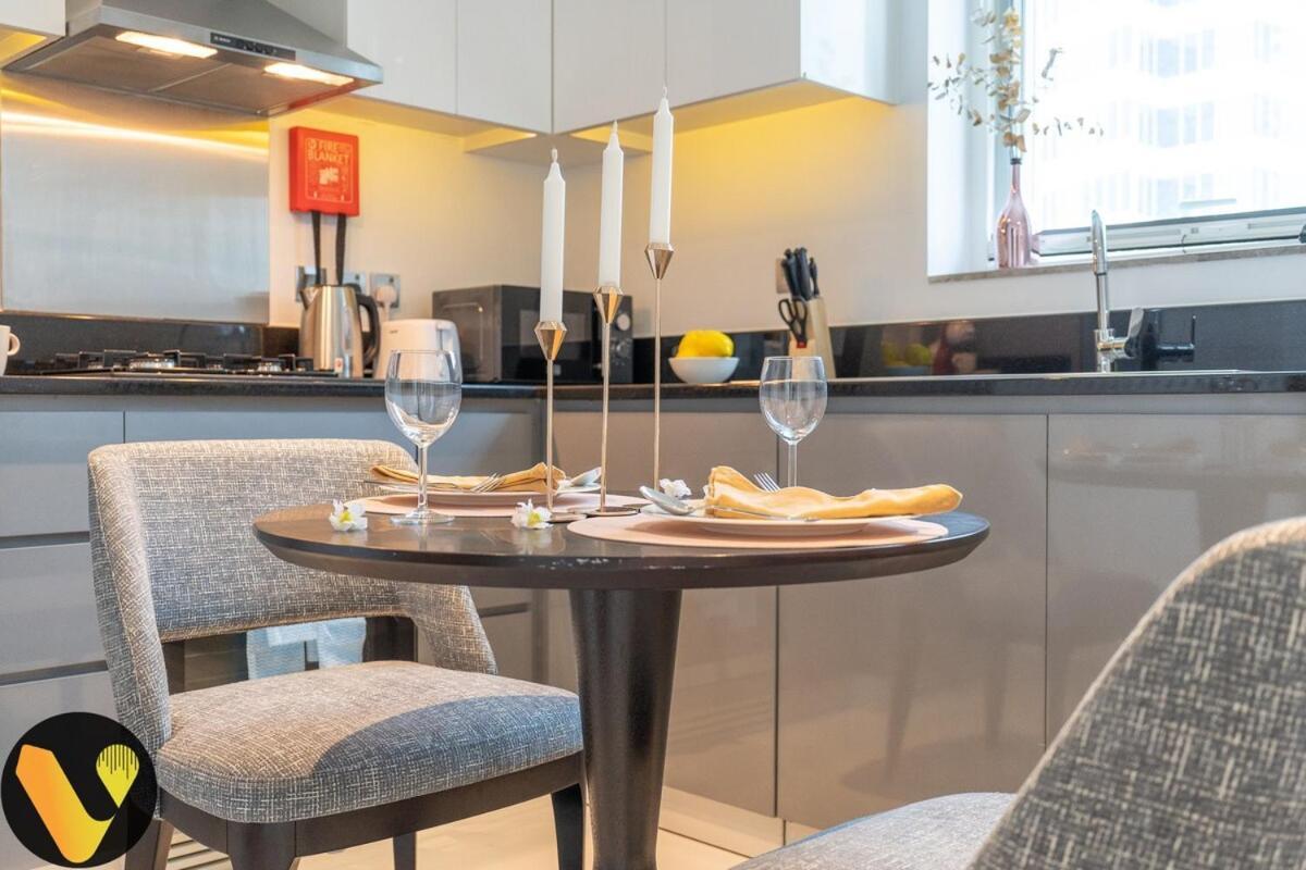 Apartment Vogue Damac Maison Prive, Pool & Canal Views, Spacious Kitchen Prime Business Bay Location, Near Downtown, Burj Khalifa & The Mall *