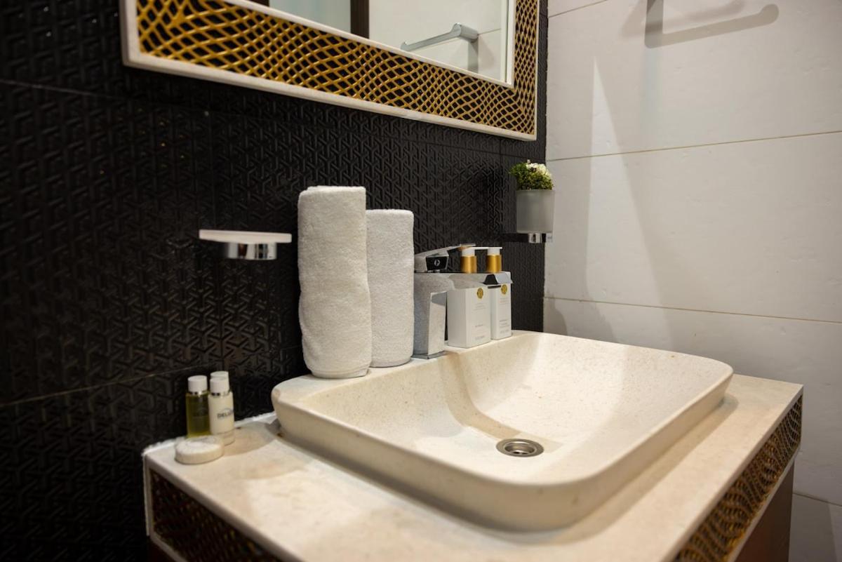 Apartment In Downtown With Burj Khalifa And View *