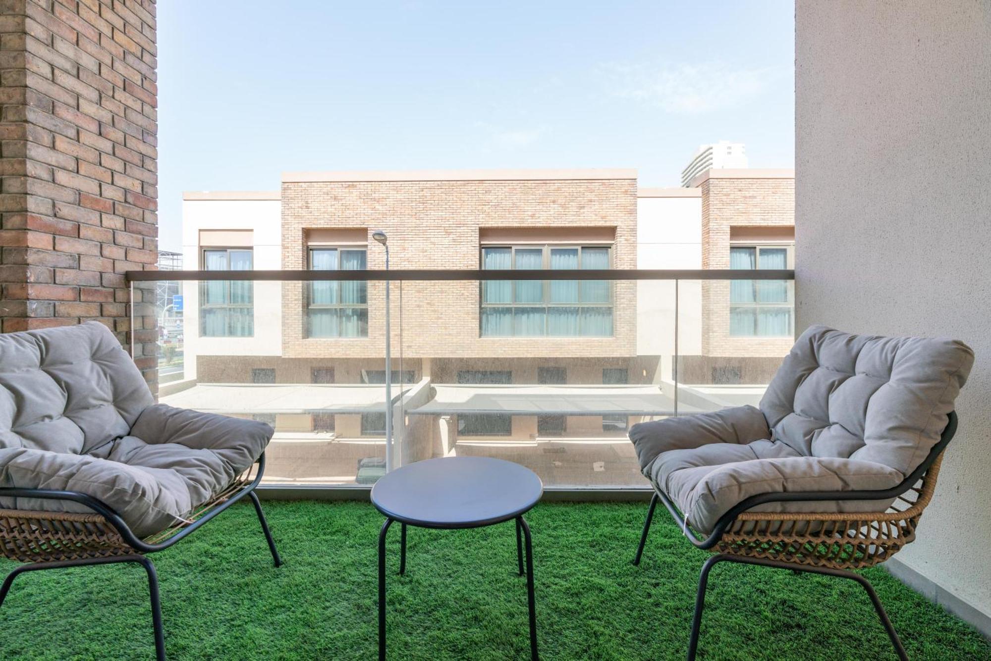 2br In Eleganz 2 - Stylish & Spacious Apartment Dubai