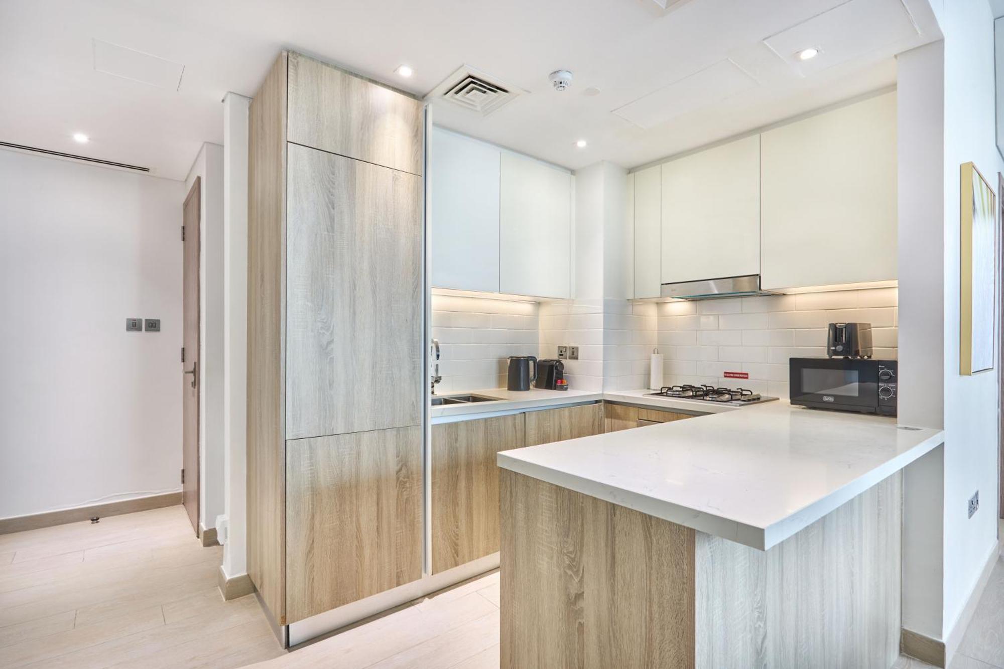 Luxury Living In Marina Liv 2br Apartment Dubai
