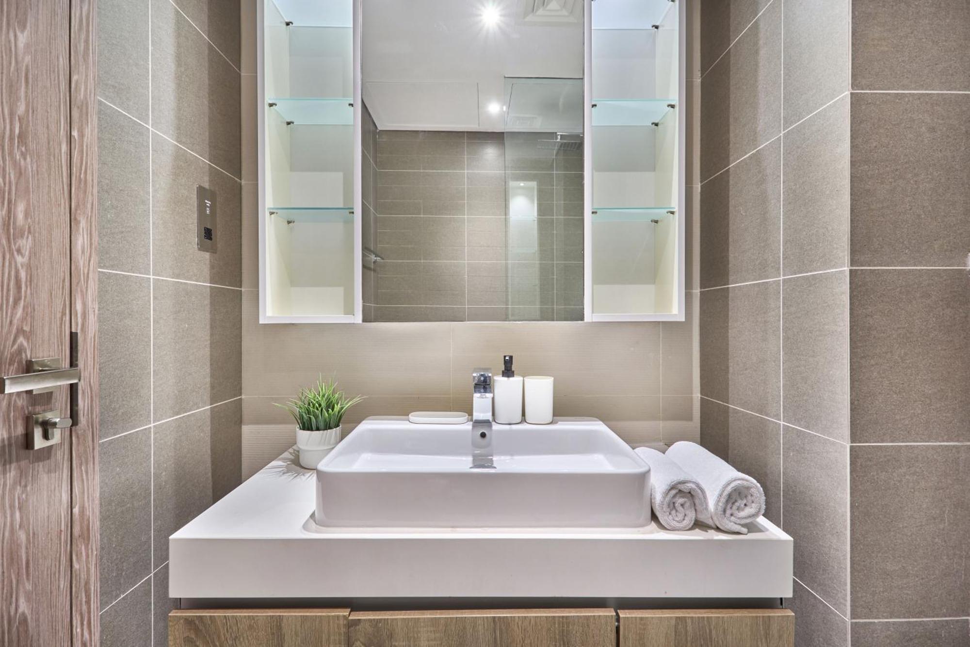 Luxury Living In Marina Liv 2br Dubai