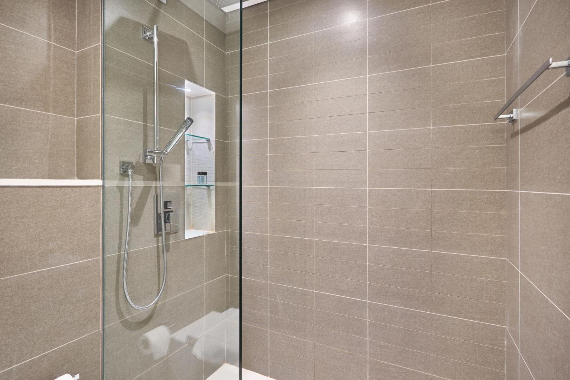 Luxury Living In Marina Liv 2br *