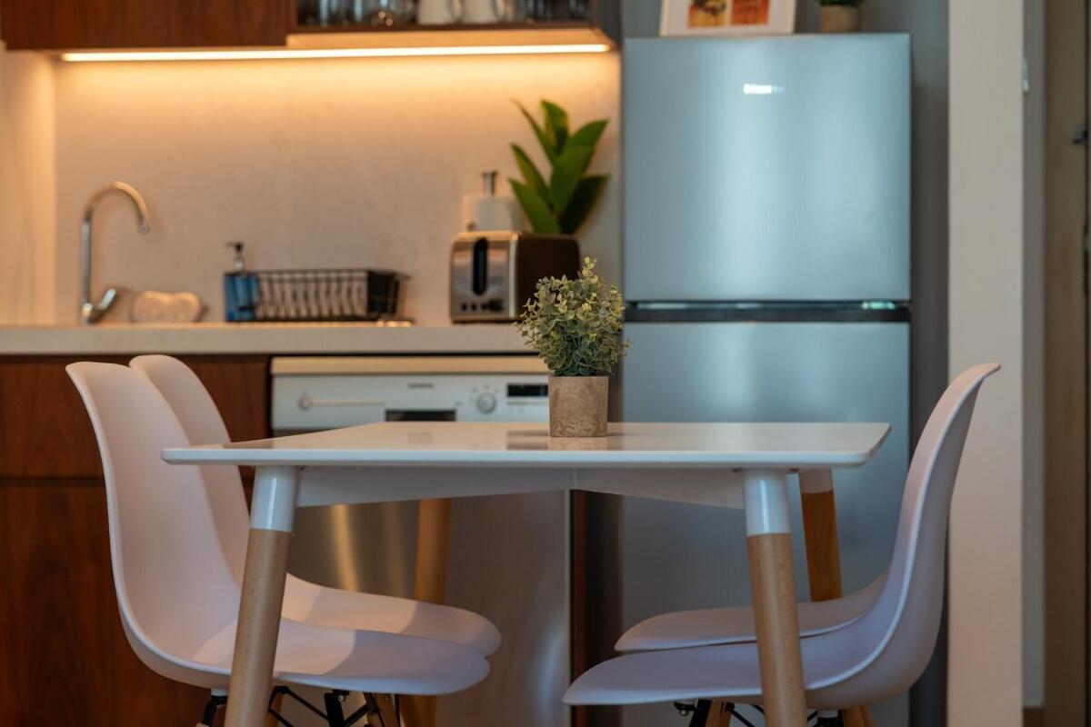 Waves - Stylish Beachfront Retreat Apartment Dubai