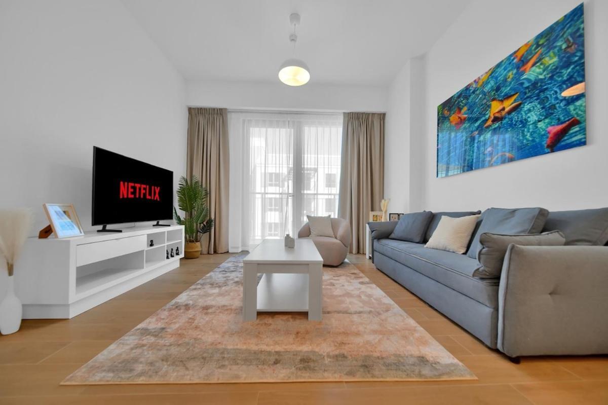 Waves - Stylish Beachfront Retreat Apartment