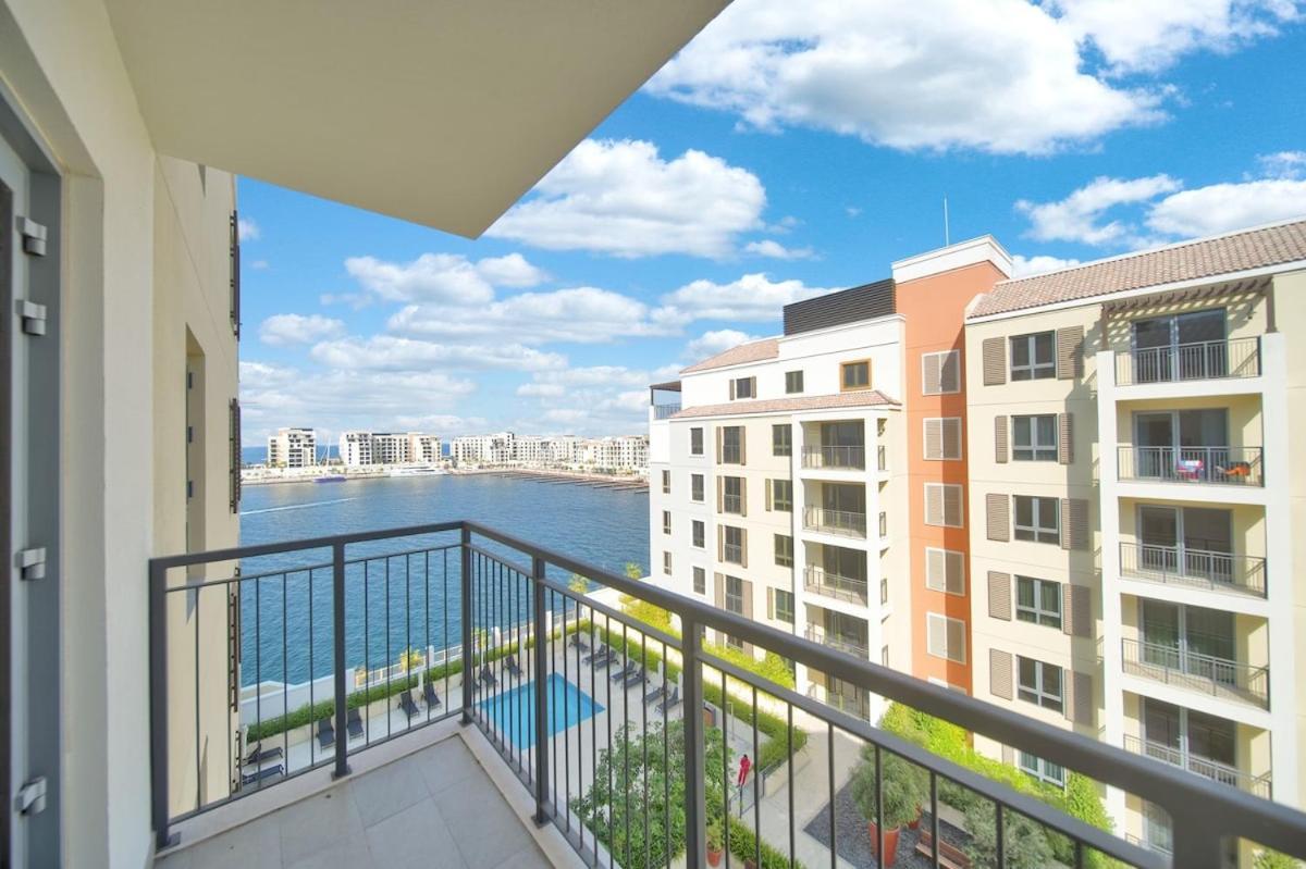 Waves - Stylish Beachfront Retreat Apartment *