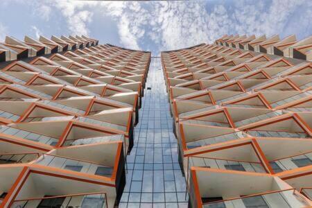 Contemporary 2 Bedroom Apartment *