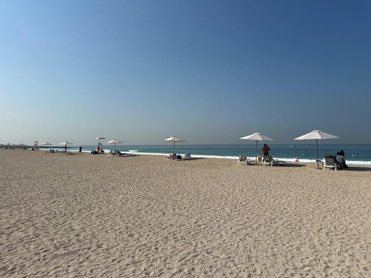Waves - Stylish Beachfront Retreat Apartment Dubai