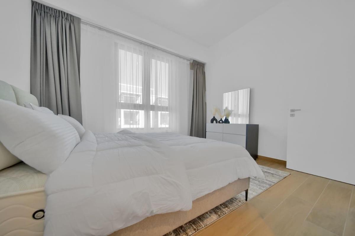 Waves - Stylish Beachfront Retreat Apartment Dubai