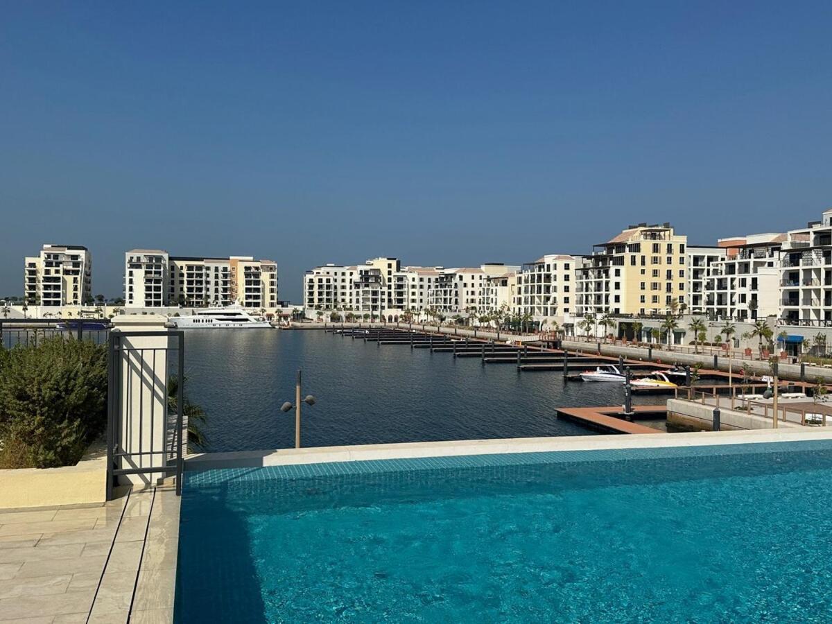 Apartment Waves - Stylish Beachfront Retreat Dubai