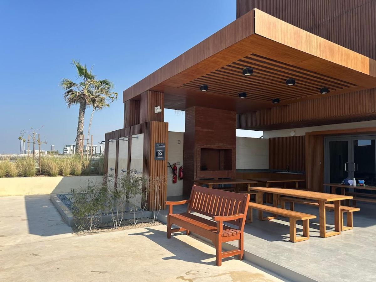 Waves - Stylish Beachfront Retreat * Dubai