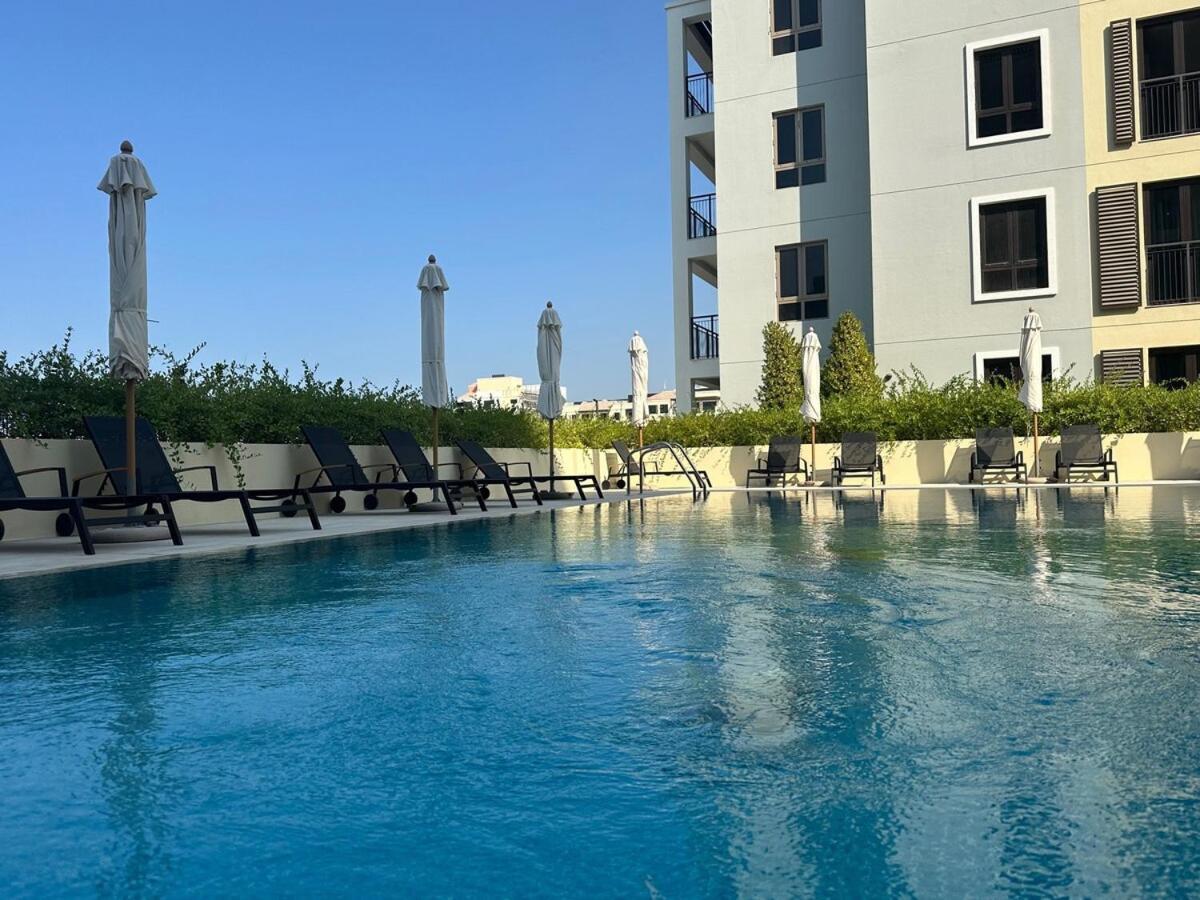 Apartment Waves - Stylish Beachfront Retreat Dubai