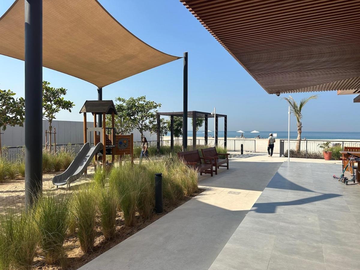 Waves - Stylish Beachfront Retreat Apartment Dubai