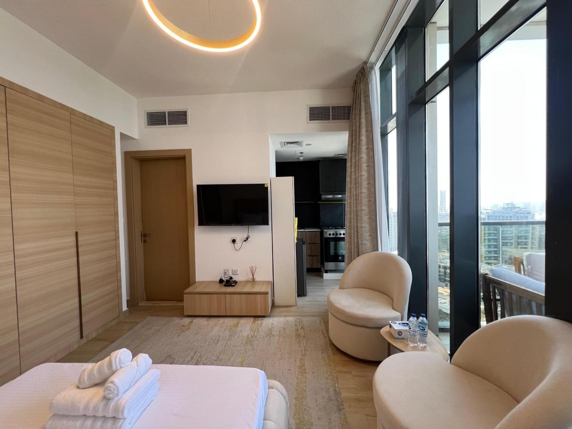 Chic & Cozy In Jvc , Amenities & Views