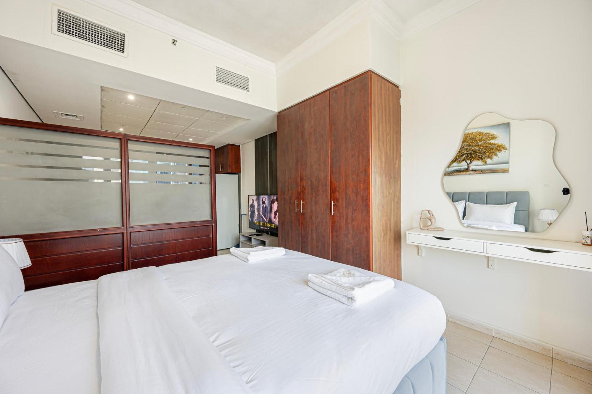 Splendid Close To Jbr *