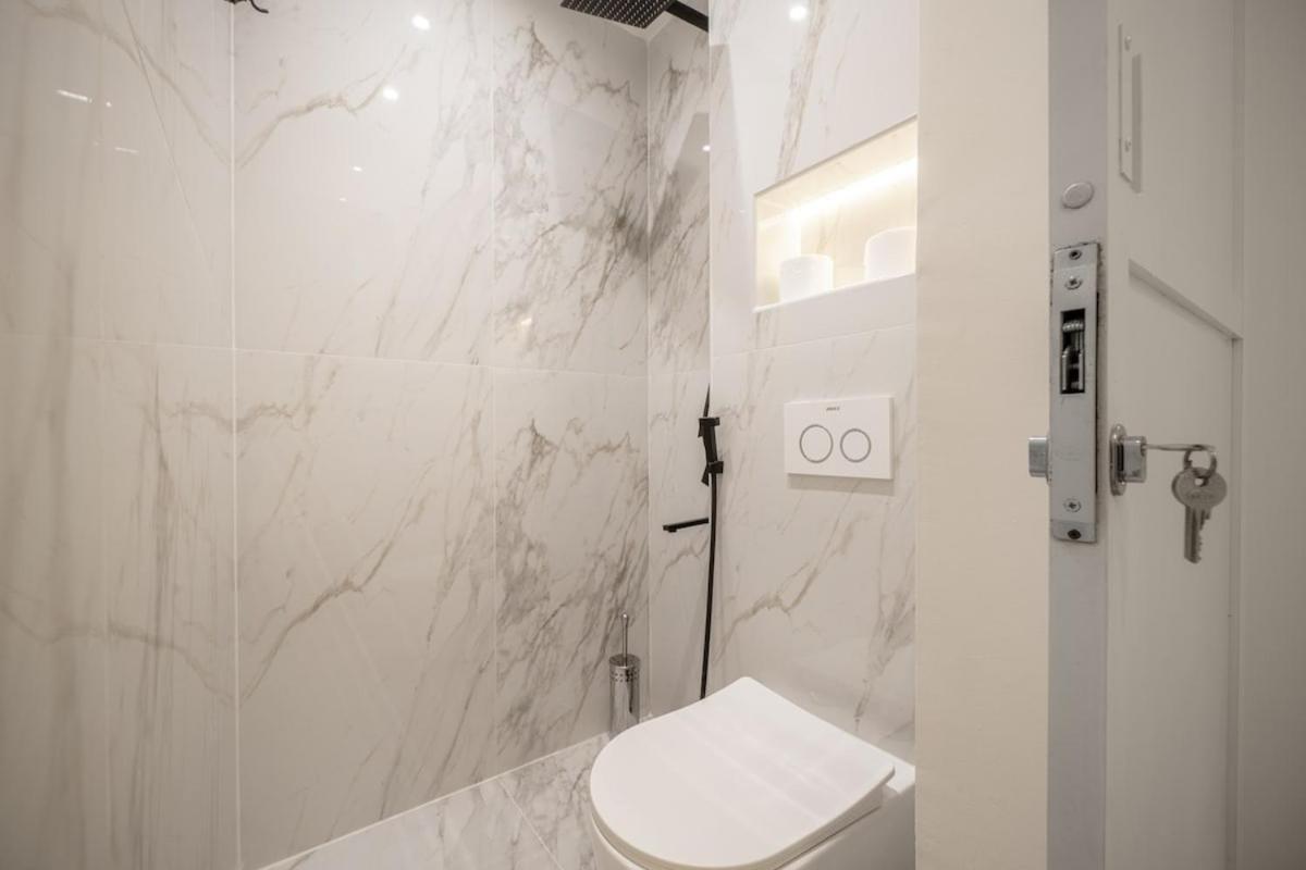 Lux 5br Marina With Jacuzzi, Walk To Beach, Gym Dubai