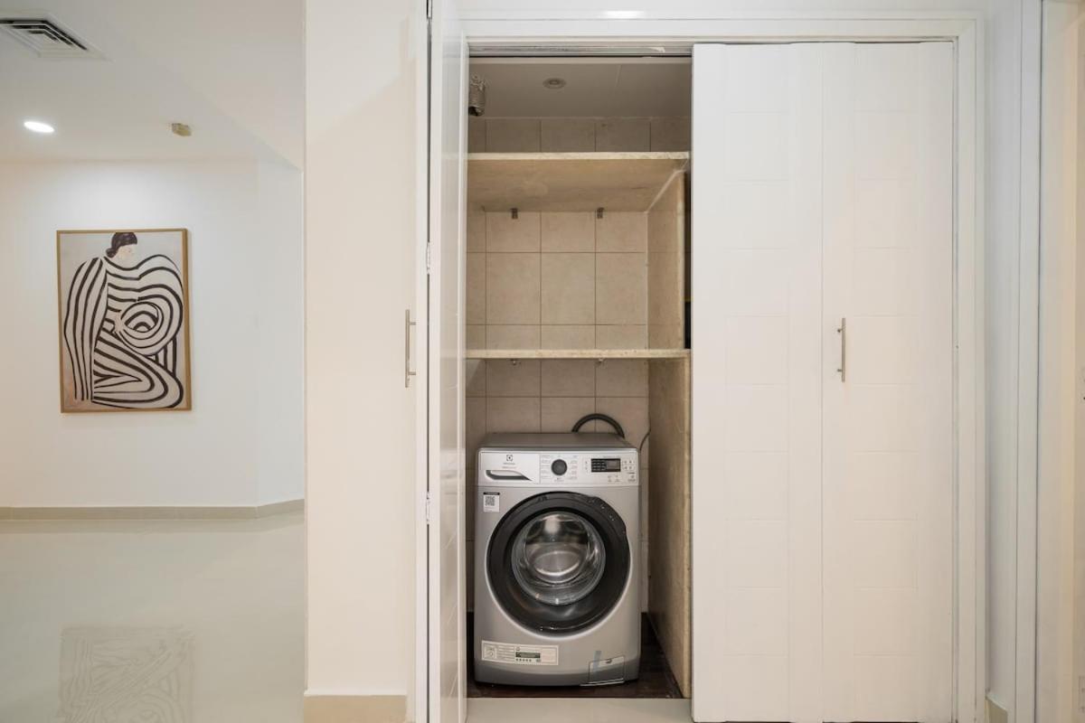 Lux 5br Marina With Jacuzzi, Walk To Beach, Gym Dubai