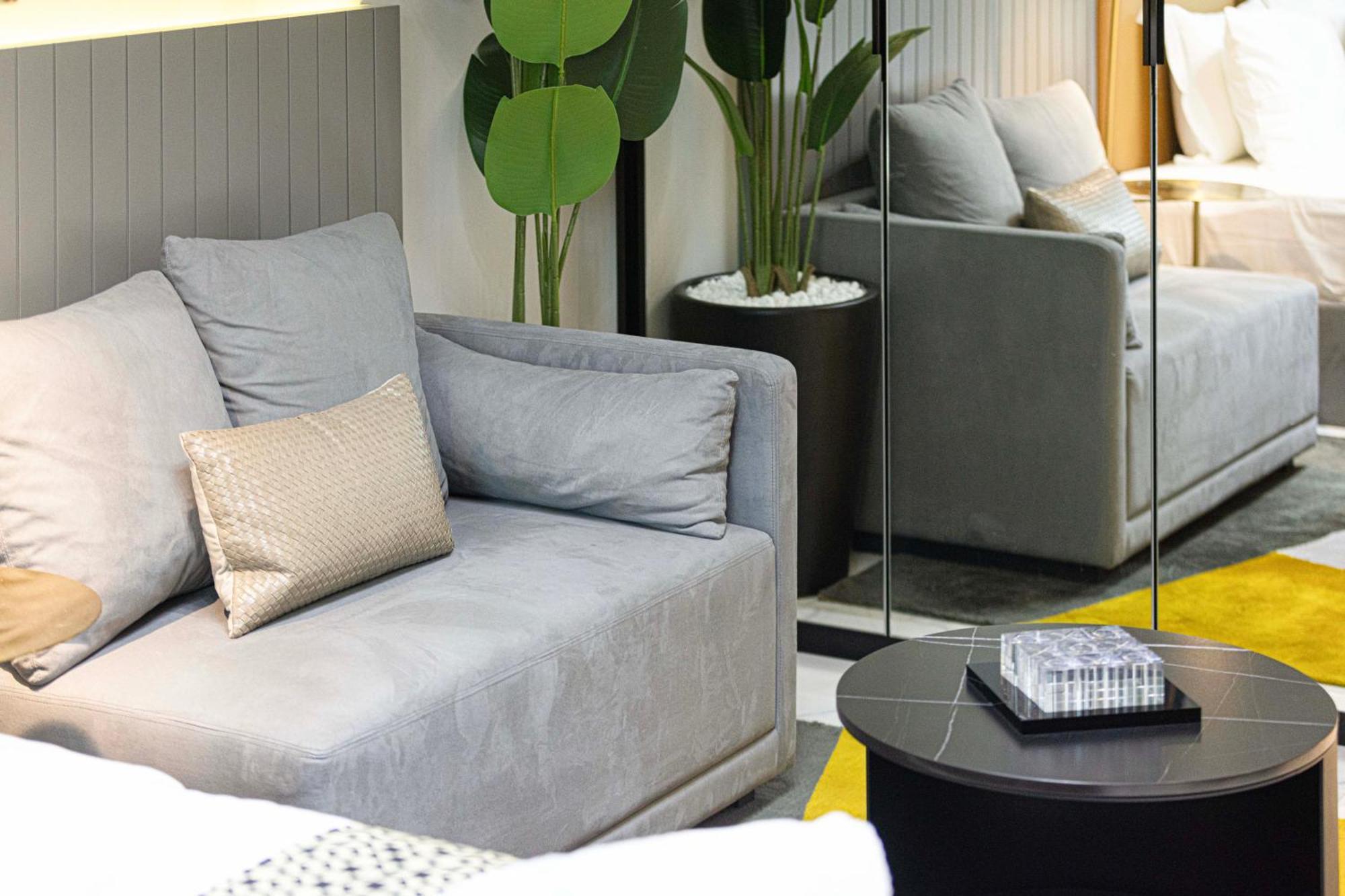 Chic 5 Min Walk To Mall & Burj Apartment