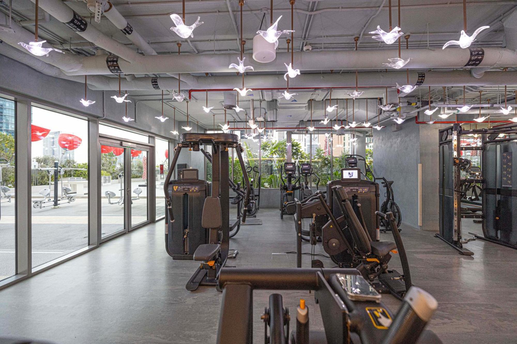 Chic 5 Min Walk To Mall & Burj Apartment