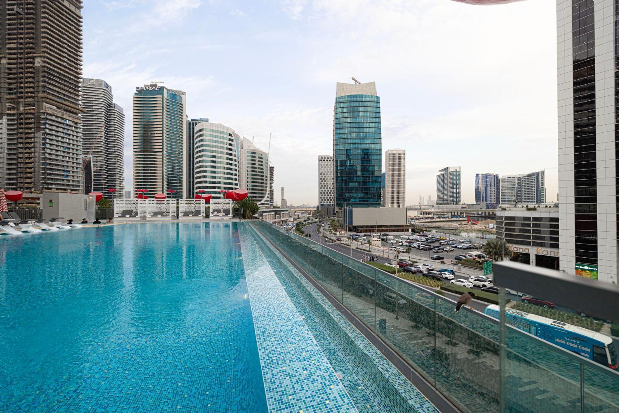 Chic 5 Min Walk To Mall & Burj Apartment
