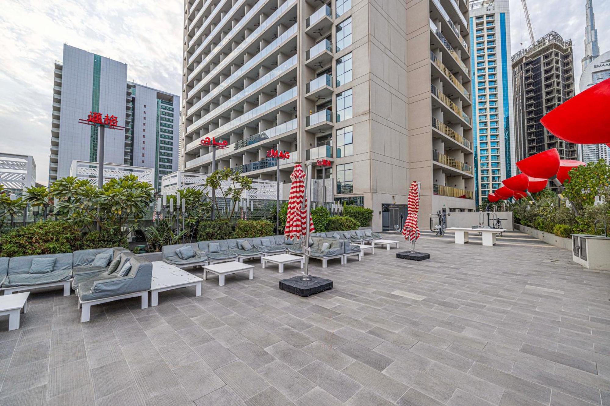 Chic 5 Min Walk To Mall & Burj Apartment *