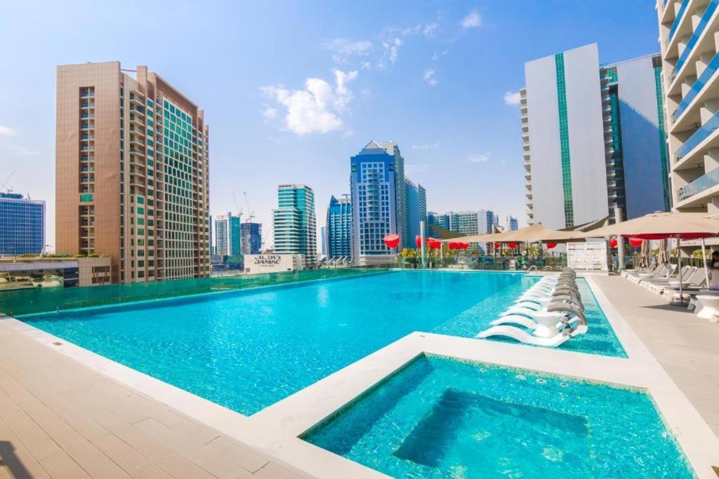 Chic 5 Min Walk To Mall & Burj Apartment *