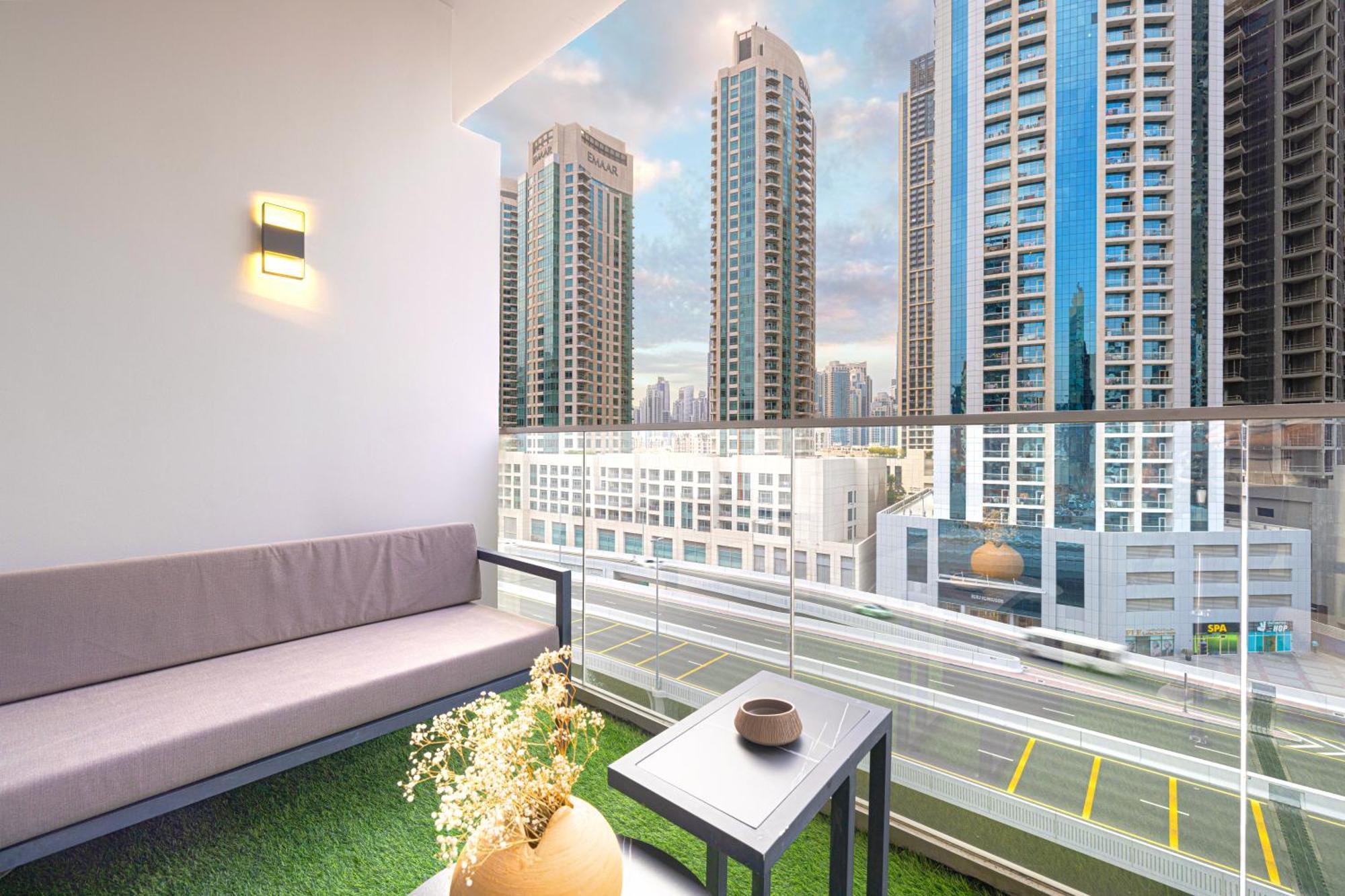 Chic 5 Min Walk To Mall & Burj Apartment