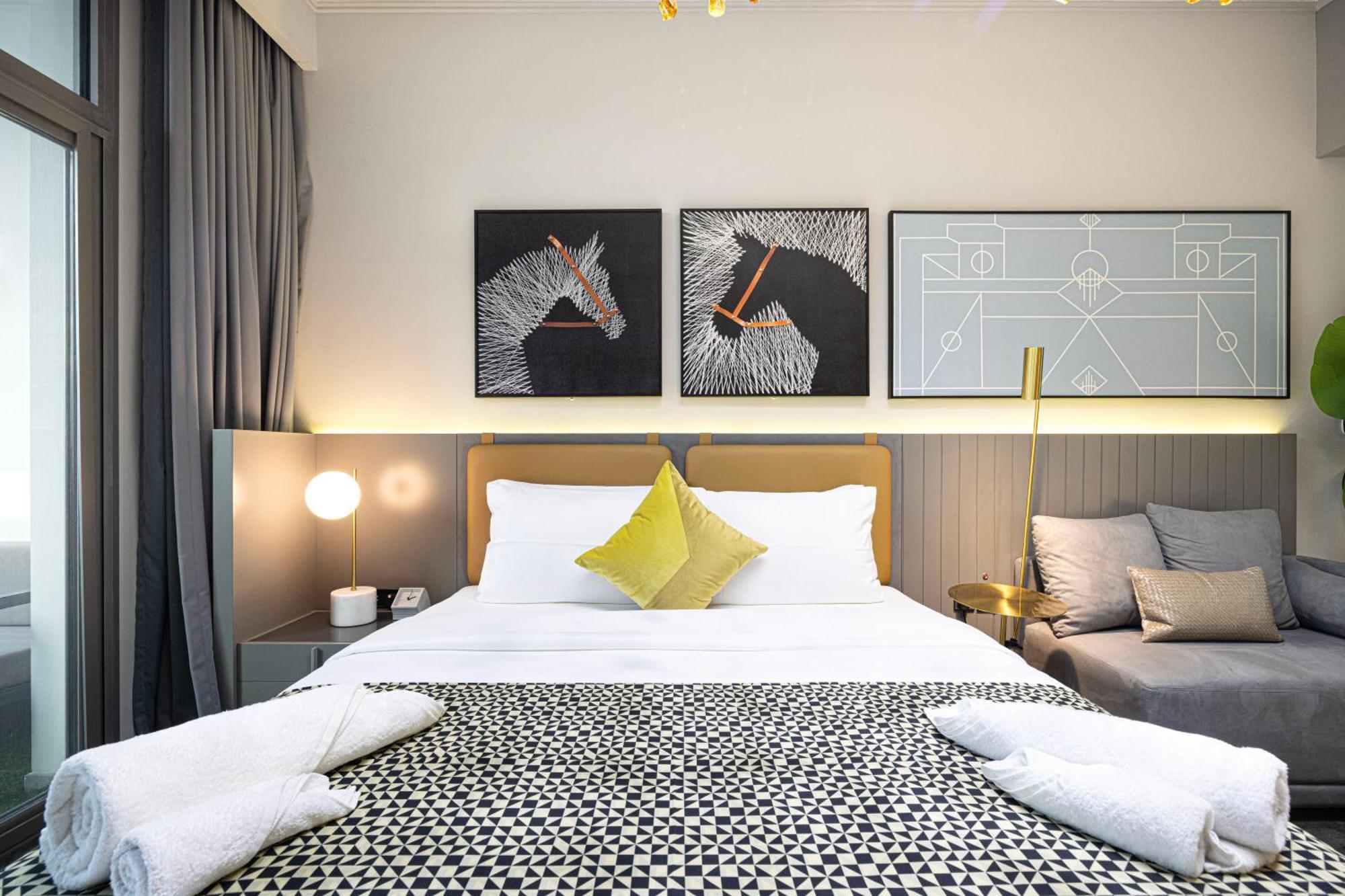 Chic 5 Min Walk To Mall & Burj Apartment *