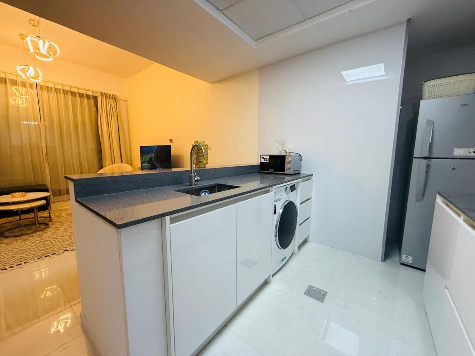 One-master Bedroom - Luxury - 2 Min Walk To Tram Guest house