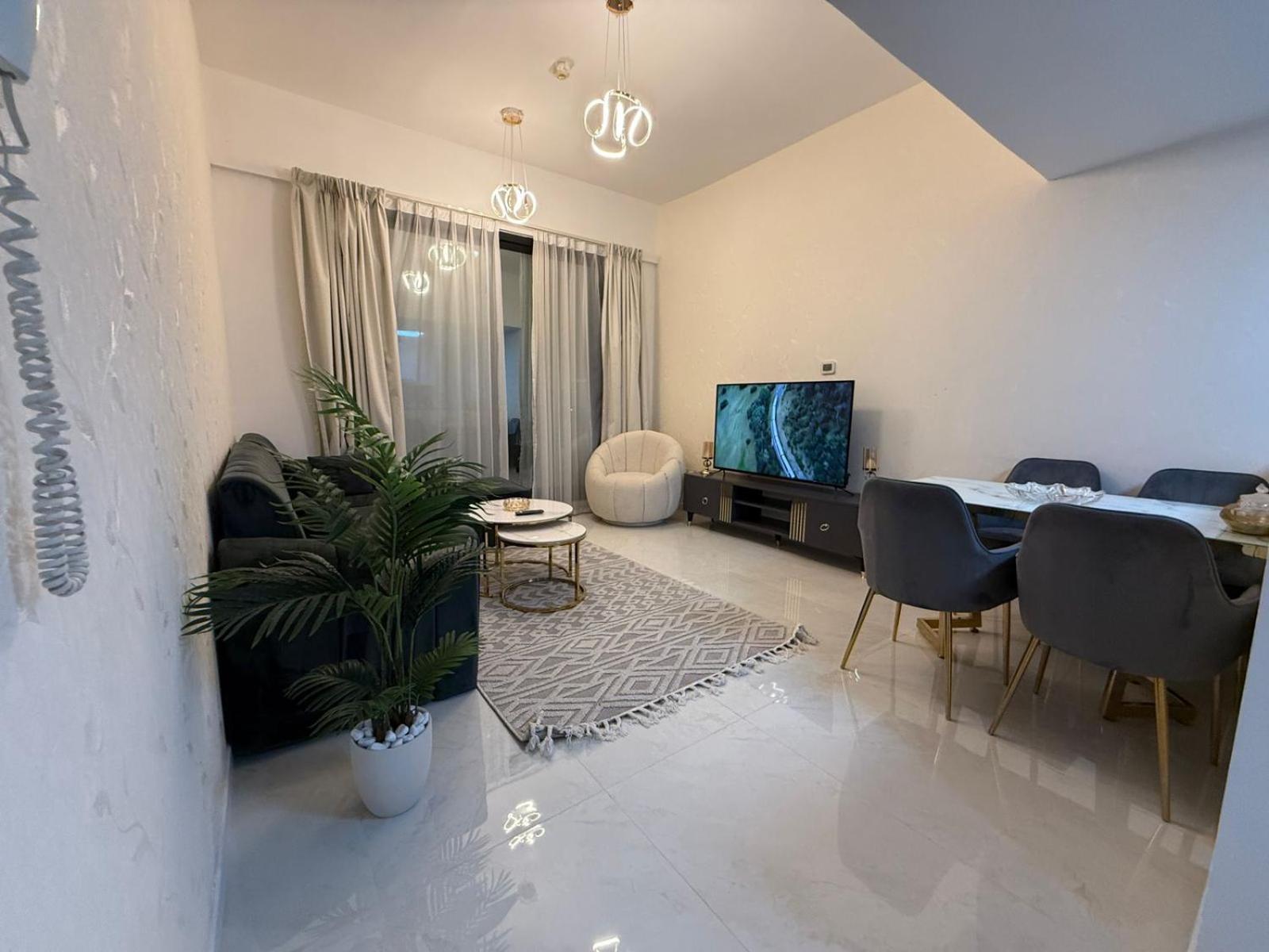 One-master Bedroom - Luxury - 2 Min Walk To Tram Dubai