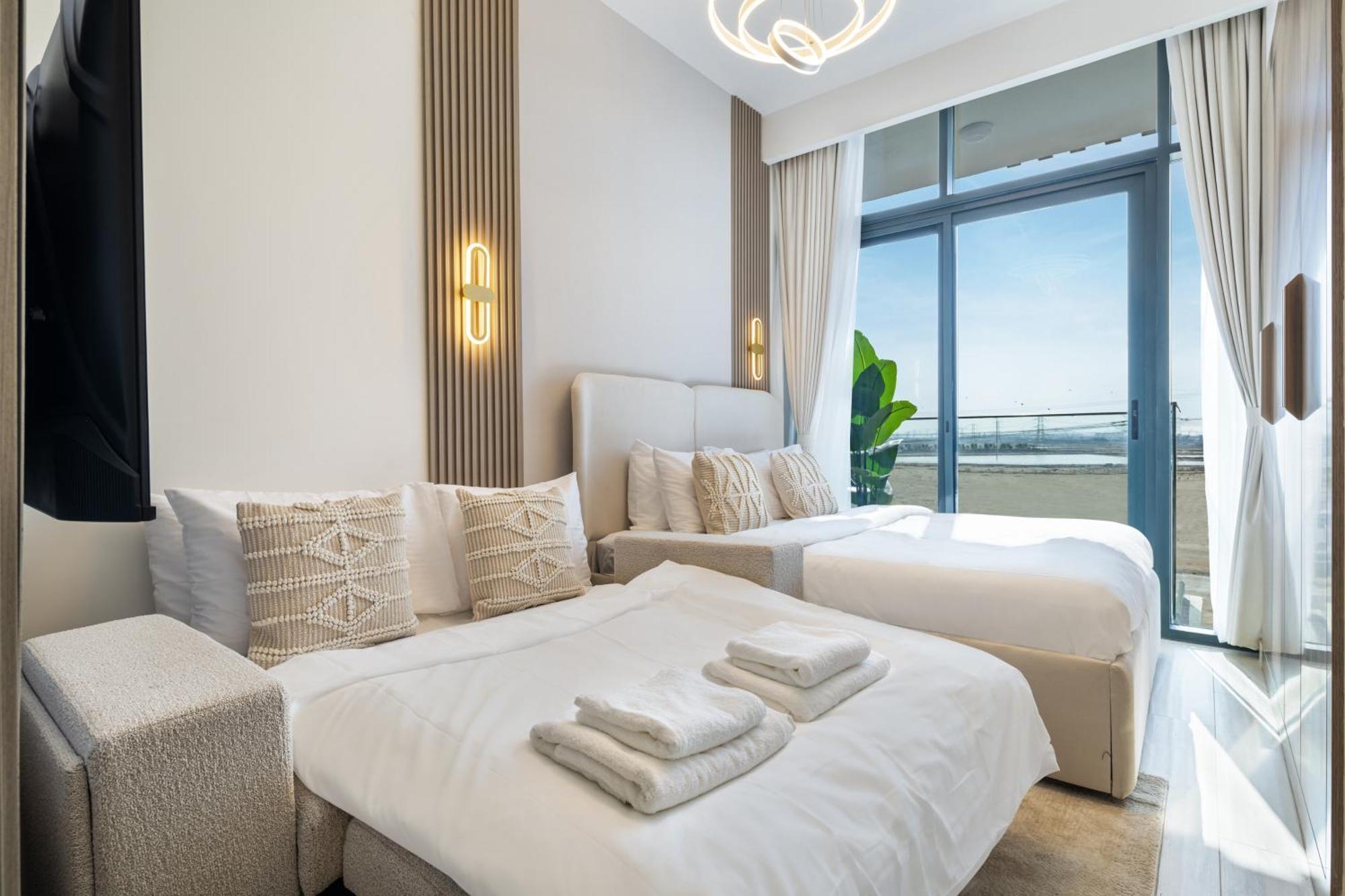 Modernistic In Azizi One Apartment